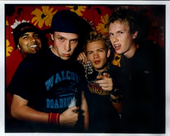 Obrázok “http://pinklilies.freeservers.com/images/sum41lookinggood.jpg” sa nedá zobraziť, pretože obsahuje chyby.